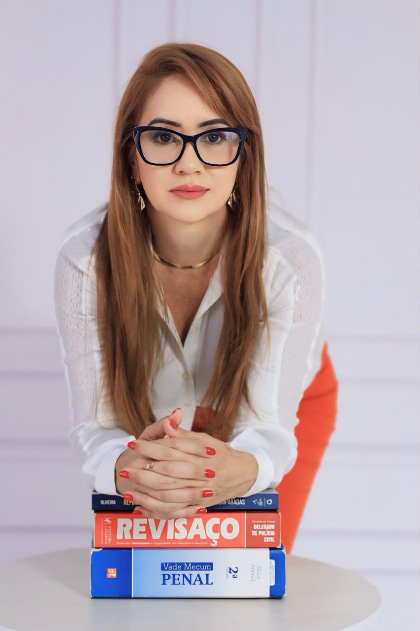 Franciely Matos apoiada sobre livros jurídicos