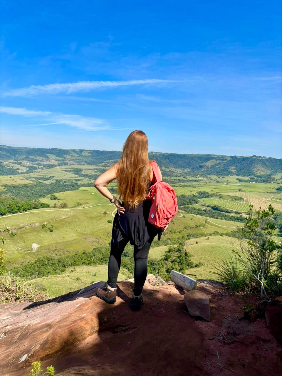 Franciely Matos observando a paisagem, símbolo de caminho e travessia